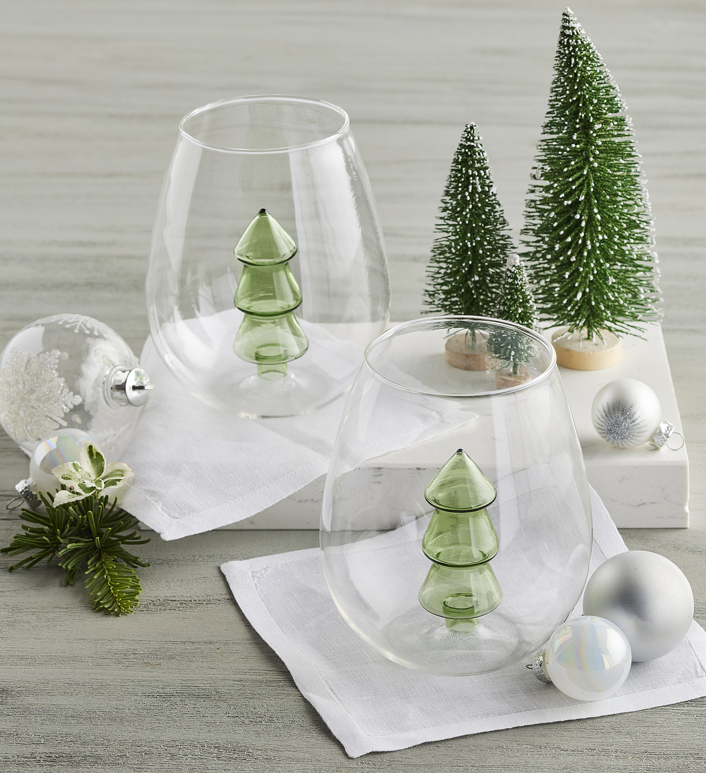 Holiday Wine Glass Set with Red Wine 